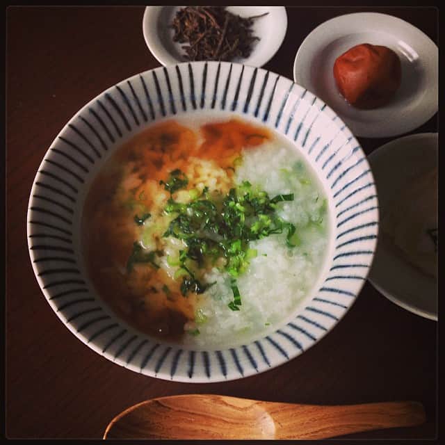 のインスタグラム：「受験生にはお粥よりひと晩寝かせたカレーの方がよいと拒否られ、大人だけで七草粥。小松菜と蕪の葉っぱだけだから正確にはニ草粥。お昼だからべっこうあんをかけてメリハリアップ。疲れた胃腸にしみじみ沁みる。 #七草粥 #べっこうあん」