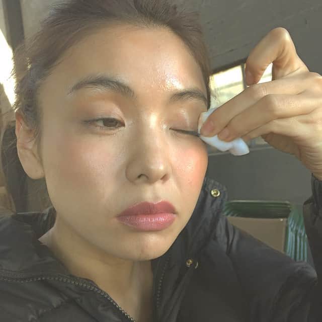 滝沢眞規子さんのインスタグラム写真 - (滝沢眞規子Instagram)「すごい顔😱今日はメイクページの撮影です(^-^)塗ってはとる…」1月8日 11時48分 - makikotakizawa