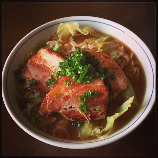 のインスタグラム：「5時起きで頑張っている受験生のリクエストで朝チャーシュー麺。朝からジュージュー炙ってます^^; 野菜不足にならぬようキャベツとニラも投入。 #朝ラーメン #茶色めし #らーめん田のチャーシューで #朝からヘビーで失礼します #温まっていってらっしゃい」