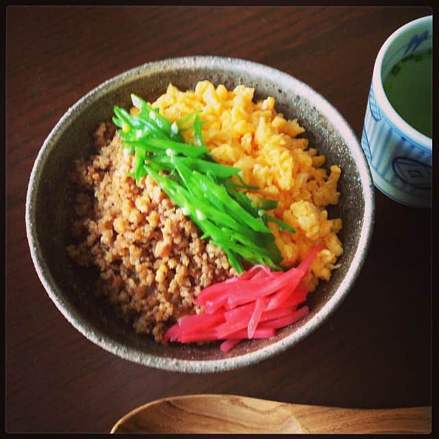 志摩有子さんのインスタグラム写真 - (志摩有子Instagram)「世良田さんの醤油そぼろでそぼろ丼。甘い炒り卵と絹さやで華やか。何は無くとも紅生姜は必須です。鶏のスープも添えて。 #昼ごはん #そぼろ丼 #脱茶色めし」1月10日 12時22分 - ariko418