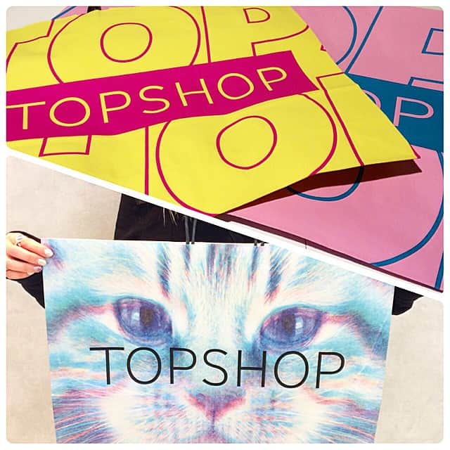 Topshop Japanのインスタグラム：「TOPSHOPのnew shopping bag！！ 前回のネコちゃんからビビッドカラーのロゴに変わっています♡とても目立って可愛いですよ♡ ネコちゃんは残りわずか！！！ #topshop#harajuku#shopping#bag」