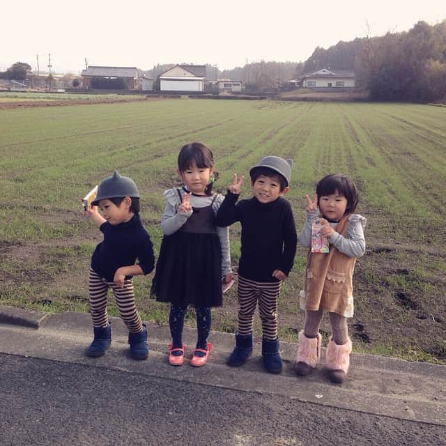 ayakoさんのインスタグラム写真 - (ayakoInstagram)「♡ 午前中は4人連れの散歩 * * 声張り上げ過ぎて頭痛 * * ♡  #双子#ふたご#twins#ツインズ#4歳#男の子#3歳#5歳#頭痛薬飲みました」1月10日 17時05分 - ayaya315