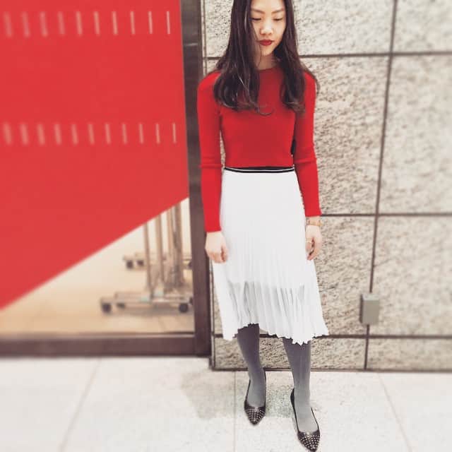 Topshop Japanのインスタグラム：「春先にもぴったりなプリーツのスカートには、タイトなニットやゆるーいスエットなどでもかわいく着こなせちゃう‼︎ ふんわりしたスカートをあえてスマートに着こなしてみては？  スカート¥7,000-(税抜き)  #topshop #topshop_jp #トップショップ #skirt #ootd #coordinate #outfit #coord」
