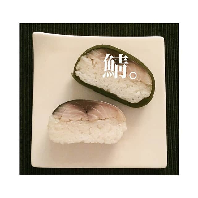 串戸ユリアさんのインスタグラム写真 - (串戸ユリアInstagram)「Food porn food porn!  It was just beautiful pieces of tighten mackerel sushi.  お土産でいただいたしめ鯖鮓の美味しいこと。  #吾左衛門鮓  #鯖 #しめ鯖 #mackerel #TightenMackerel #foodporn #foodgasm #soGood #tb #lastnight #dinner #SnackYuria #スナックユリア  #お土産♥︎ #thankYou #おうちごはん」1月12日 7時09分 - yuriavodka