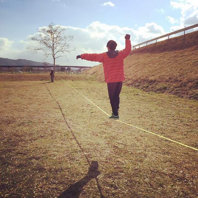 大杉徹のインスタグラム：「韓国からの生徒、チャンドン君。 ゆるゆる30mも渡れる様になりました。 #slackline#longline#ロングライン#スラックライン#教室#岡山#総社#水辺の楽校」