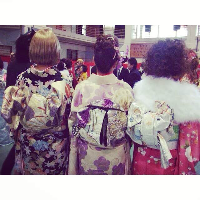 のインスタグラム：「成人の日〜❤️❤️ 成人の皆様おめでとうございます✨✨ #成人式  #沖縄  #那覇中 #あれから7年。。 #いつまでも気持ちはハタチ← #金髪ボブ #カツラ←」