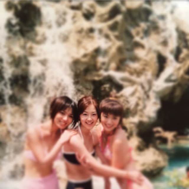 笛木優子のインスタグラム：「新成人のみなさんおめでとうございます💕😊 うらやましい！可能性に満ち溢れていて何でもできますね😘若さと時間はお金では買えないですから🙆自分の才能を信じて社会に羽ばたいて下さいませ！💙 成人式の時の写真が手元になく、ハタチの時の誰も望んでない私のサービスショットをプレゼント！爆爆爆😱」