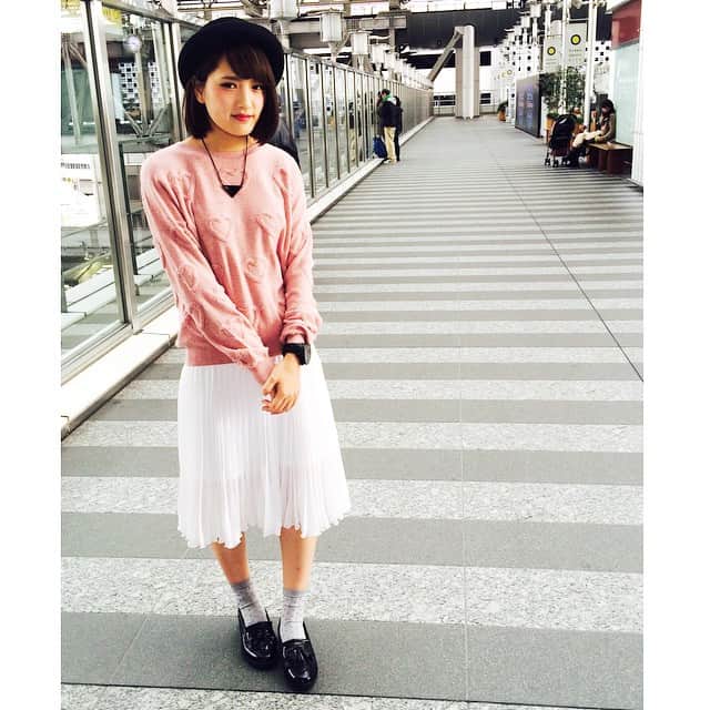Topshop Japanのインスタグラム：「今日のプリーツスカートの着まわしコーデは、春っぽくガーリーに♡甘くなりすぎない様に小物をブラックにしてみては？  #topshop #topshop_jp #トップショップ #ootd #coordinate #outfit #コーディネート #skirt  #ガーリー #girl」