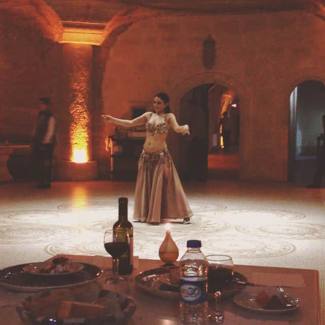 のインスタグラム：「. お客さんの中から何人か指名されて、お姉さんと一緒にベリーダンスを踊るのですが… わたしがトップバッターに大抜擢((((；Д))))))) . 全力で恥を晒してきました。 お姉さん美人だったな… カッパドキアではぽっちゃりさんがモテるらしいです。」