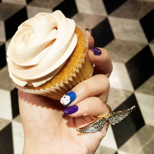 シーシースカイのインスタグラム：「The #CCSKYE Angel Wing Pave Ring and a cupcake are just what the doctor ordered to get through Tuesday! 👼 #cupcake #angel #angelwing 📷cred: @charzmuse」