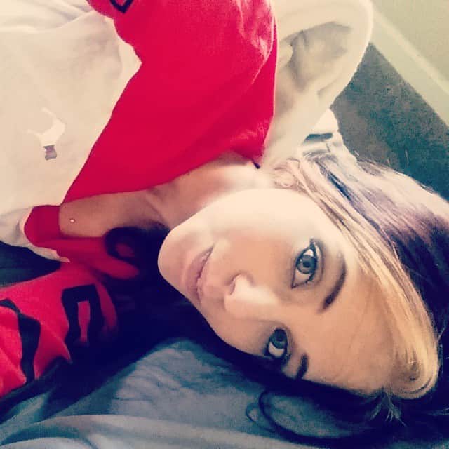 Kiera Wintersのインスタグラム：「#tattooedmama #klassykiera #winterswild #mamalife #proudmama #happiness #red #pink #victoriassecret #crazy」