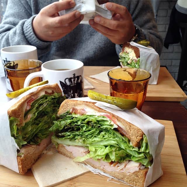 小堀紀代美さんのインスタグラム写真 - (小堀紀代美Instagram)「すごいボリューム！なんだけど、パンもほわっと軽いトーストで野菜がギシっと、案外軽く、ペロっと食べました。」2月8日 15時56分 - likelikekitchen
