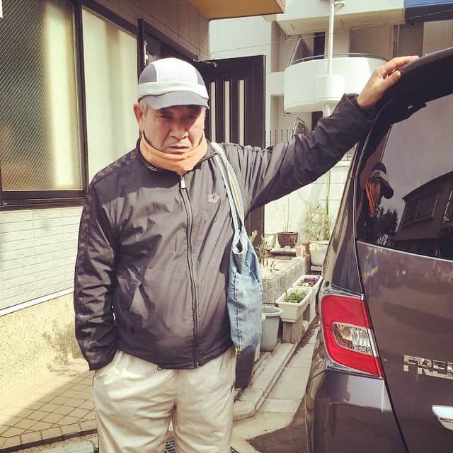 こーいちのインスタグラム：「俺「そんなに着込んでどこ行くんや？」 父「散歩や」 俺「ちなみに散歩中って何考えて歩くんや？」 父「次どっちの足出すかしかないやろ」  マジなのかギャグなのか分からない時がある。」