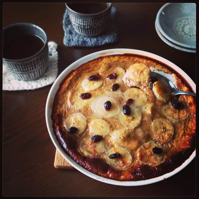 志摩有子さんのインスタグラム写真 - (志摩有子Instagram)「入稿の合間にちょっとひと休み。キッチンの片隅で黒くなりかけていたバナナでプリンを焼いた。バルサミコと蜂蜜を垂らした卵液を流してオーブンで焼くだけ。 #break #sweets #おやつ」2月8日 16時23分 - ariko418