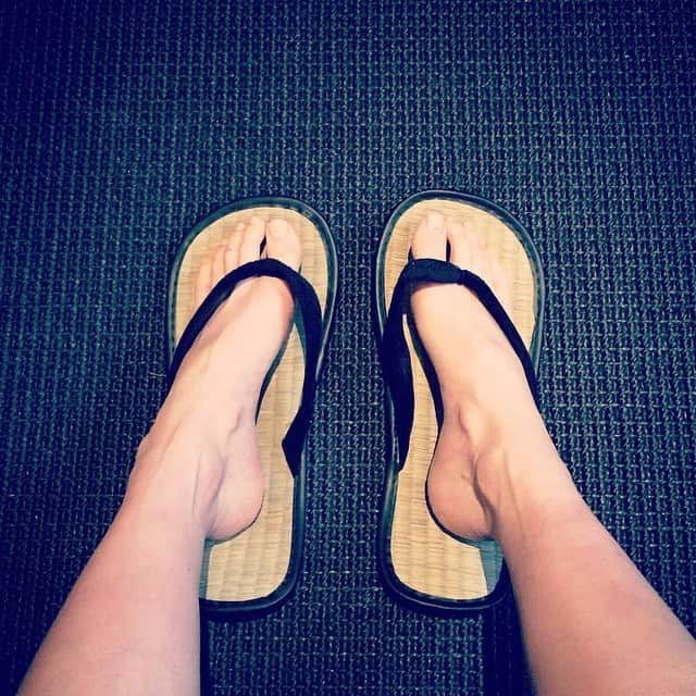 MEGのインスタグラム：「部屋のスリッパがなかなか足に合わない。あなたにとって私が小さいのね。これはこれでね。#朝」