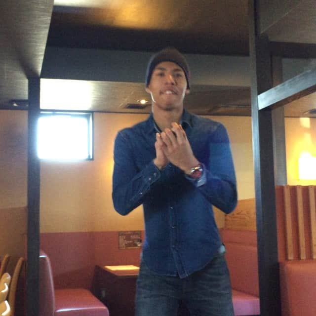 坂田将人のインスタグラム：「みなみ生きてます。笑 お店でシャドーしてます。 迷惑です。」