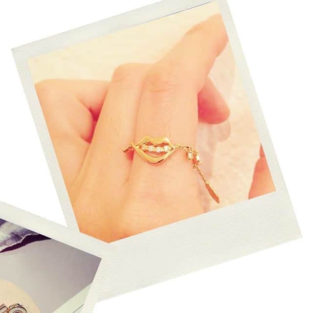 ロージーのインスタグラム：「gossipyリング 👅👄😁👀🙌👄 #おしゃべり 好きな女の子が #歯 を出して#笑っている イメージ。歯の部分とチェーンには大小の歯をイメージしてキュービックジルコニアをそれぞれセッティングしました。 #リバーシブル のトップ裏面の歯の部分に「 #XOXO ＝#hugs and #kisses （キス と#ハグ ）」の文字が刻まれています。 チェーン部分のストーン裏面も金歯のような#ゴールド に仕上げ、エンドプレートに「He-hee」とこぼれるような#笑い声 のふきだしマーク付きなど随所に遊び心がたっぷりのデザインです。  #JUPITER#Rozy#accessory#love#girl#followme#instafashion#ootd#sweet#me##fashion#ring#lip#smile#ジュピター#ロージー#アクセサリー#リング」