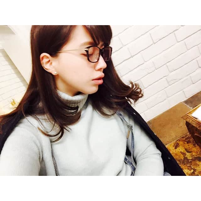 筒泉茉莉花（jasmine ジャスミン）のインスタグラム：「knit .  今日はおnewのタートルニット。  ミントグリーン。  早く春来ないかな〜、本日もお疲れさまでしたっ♡  #me ＃jasmine #jas #ジャスミン #ジャス  #knit #turtleknit #new #cute #mintgreen  #enasoluna #pierce #glasses #denim #Stadiumjumper  #dholic #beams #love #today #code #ootd #coordinate」