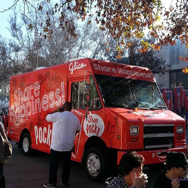Glico USAのインスタグラム：「It's not too late to get some FREE boxes of Pejoy from the Pocky truck at the Asian American Expo TODAY till 7pm! And visit us at the Glico booth! At the Pomona Fairplex, CA. @aaexpo #asianevents #freestuff #thingstodo #sundayfunday #freefood #pomona #pomonafairplex #weekendevents #fun #freesnacks #foodsampling #pocky #pejoy #glico #pockytruck #specialpricing #deals #asian #asianamerican #aaexpo #asianamericanexpo」