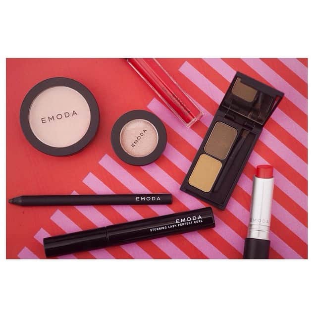 EMODA COSMETICSのインスタグラム：「冬の女性らしいメイクをメイクをしたい時、RUNWAYchannelで掲載中のValentine make up企画がおすすめ。 girly,feminine,coolとなりたい女性像に合わせてメイクを提案中です！don't miss it!! #emoda #emodacosmetics #cosme #cosmetics #make #makeup #valentine #love #valentinemake #runwaychannel #girly #feminine #cool #camereon @emoda_official」
