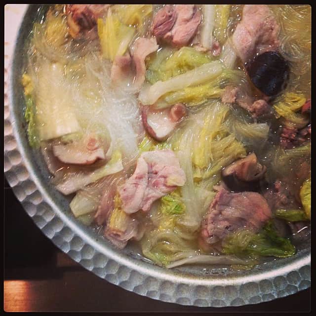 志摩有子さんのインスタグラム写真 - (志摩有子Instagram)「今夜はピエンロー。豚バラ、鶏モモ、白菜、春雨だけの簡単で美味しい冬の定番鍋。たっぷりの胡麻油がポイント。 #晩ごはん #ピエンロー」1月19日 21時52分 - ariko418