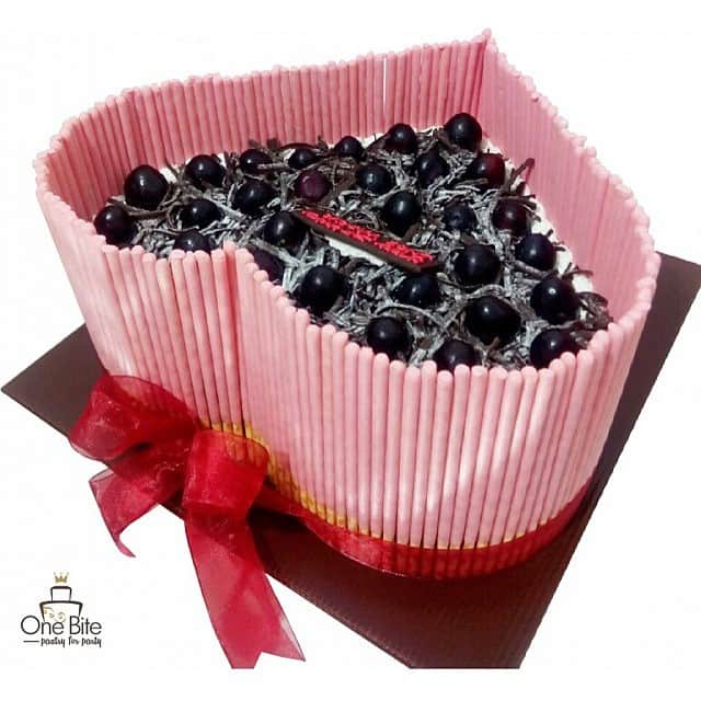 Glico USAのインスタグラム：「A different take on a Pocky cake—heart-shaped! Use strawberry Pocky for a sweet pink border. Pic from @onebitepastry. #pockychef #cakes #baker #baking #cake #customcakes #prettycakes #designercakes #cakedesign #hearts #valentinesday #bemine #valentine #valentinecake #heartcake #pinkcake #desserts #prettydesserts #cutefood #pockycake #pockycakes #pocky #glico #partycakes #valentinegifts #giftideas #love #pink #pretty #prettyinpink」