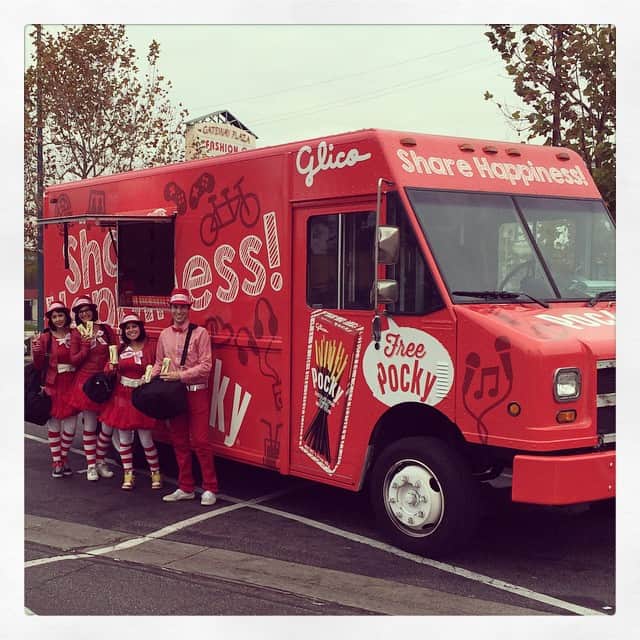 Glico USAのインスタグラム：「SAN DIEGO!! The Pocky Tour is coming to you! Tell us where we should make some stops. We're taking requests now! 😄 #pockytour #pockytruck #freepocky #pocky #pejoy #freestuff #sampling #freesamples #sandiego #glico #sharehappiness #roadtrip #chocolate #matcha #california #food #treats #fun #snacks #roadtour #happy」