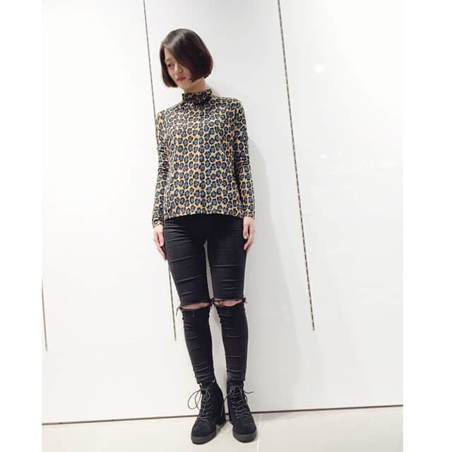 Topshop Japanのインスタグラム：「アウトフィットの主役にピッタリなレオパードハイネック♡ リップデニムでさらにクールな印象に‼︎ トップス ¥3,672 (税込)  #Topshop #トップショップ #Topshopmakuhari #Topshop_jp #outfit #レオパード」