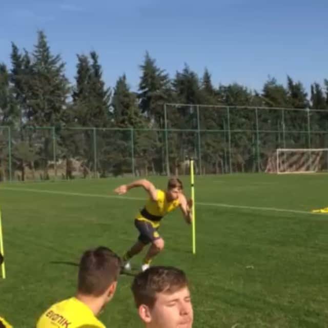 マルク・ホルンシュのインスタグラム：「Sprint training in the morning #bvb #trainingscamp #turkey #sprint #training #borussiadortmund ☀️☀️☀️」