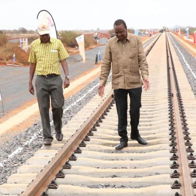 ウフル・ケニヤッタさんのインスタグラム写真 - (ウフル・ケニヤッタInstagram)「Today I inspected a section of the Standard Gauge Railway at Mtito Andei」1月24日 0時13分 - ukenyatta