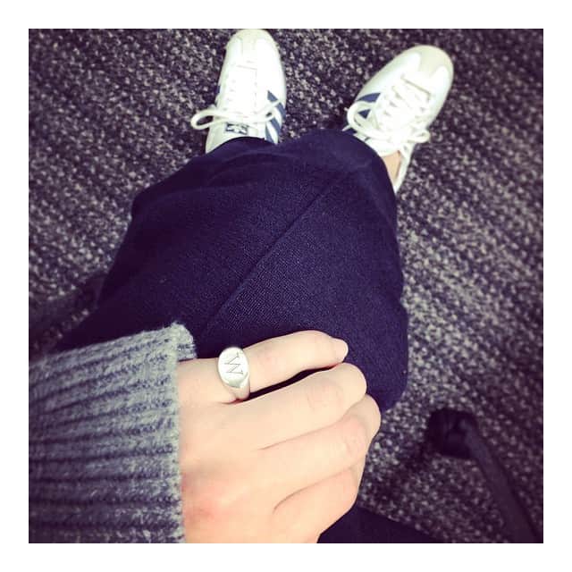 のインスタグラム：「シンゾーンでオーダーしていたシグネットリングが届いたので早速💍 。  やっぱりシルバーにしてよかった✨  #ring #リング #wakameswardrobe #コーディネート  オールインワン…#milaowen カーディガン…#gap #ギャップ スニーカー…#adidas #アディダス リング…#cadeauxjewelry #shinzone」