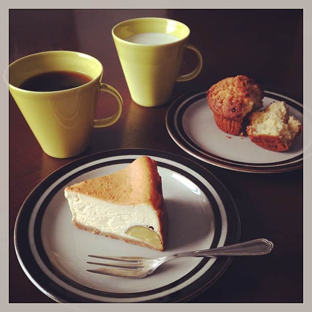 志摩有子さんのインスタグラム写真 - (志摩有子Instagram)「勉強と原稿の手を止めておやつタイム。カフェインとブドウ糖を投入。チリムーロのサツマイモ入りチーズケーキとブルーチーズのマフィンをシェア。ゴロッとお芋の入ったチーズケーキは驚くほどの滑らかさ♡千里さんさすがです👏 #break #sweets #大人の焼菓子  #チリムーロ #丸山珈琲 #受験生はミルク #旦那さんは北海道でCATツアー中」1月25日 15時24分 - ariko418