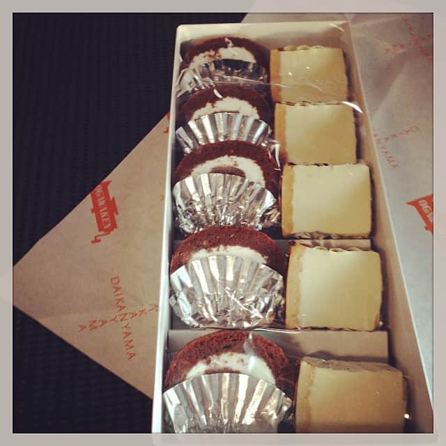 志摩有子さんのインスタグラム写真 - (志摩有子Instagram)「ロケの合間にプチフールで糖分摂取。このサイズ感がいい感じ♡ #sweets #おやつ #小川軒」1月26日 12時07分 - ariko418