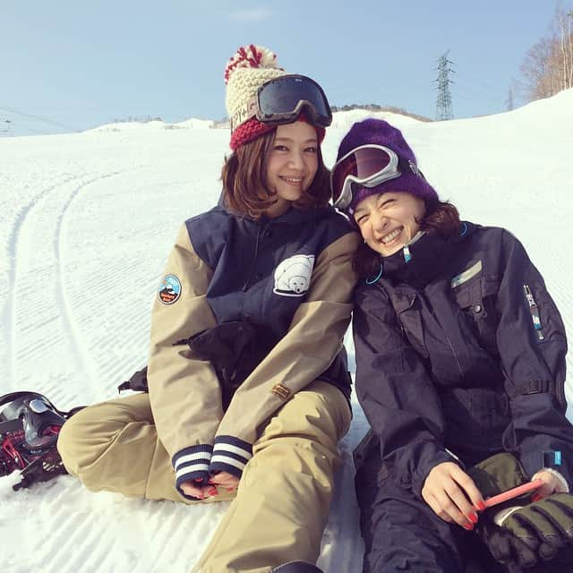 高山直子さんのインスタグラム写真 - (高山直子Instagram)「スパルタ教室🏂 姉をスノボデビューさせに。笑 上達早くてびっくり！ 立て！立つんだ！！🏂 #スノボ#答えは雪に聞け#新潟#ゲレンデ#姉妹#レフ板効果#グズる姉#ムチの妹#とりあえず立って#そうだボード行こう#どっちが姉だか#世話の焼ける人#vesp#endeavor#広瀬香美世代」1月26日 12時09分 - nao_70koro