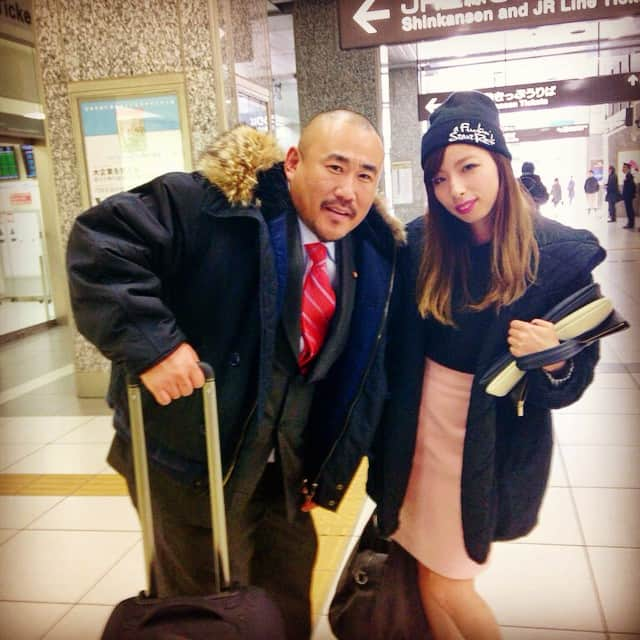 山口リサさんのインスタグラム写真 - (山口リサInstagram)「まさかのDELI議員さんと浜松駅で遭遇しました✨笑  視察頑張ってください💜(￣^￣)ゞ」1月27日 11時40分 - yamaguchi_lisa