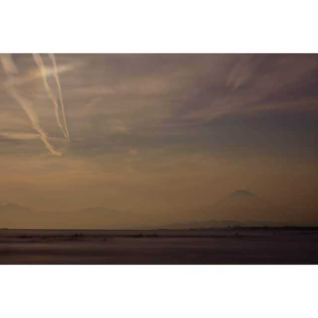 sioneのインスタグラム：「霞む富士、うっすら彩雲。  #ink361 #igersjp #instagramjapan #shootermag #shootermag_japan #webstagram #webstapick #longexposure #富士山 #彩雲 #湘南 #鵠沼海岸」