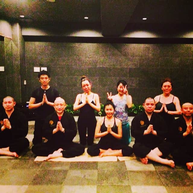 田中律子さんのインスタグラム写真 - (田中律子Instagram)「インシーでちょっと面白いレッスン…お坊さんとヨガ✨ なかなかない体験、しかもお経マントラ💖私のyogaとお坊さんのmantra…#mantra#namaste #magmaspastudio#Buddhistpriest#detox #yoga#insea」1月27日 23時34分 - ri2kotanaka