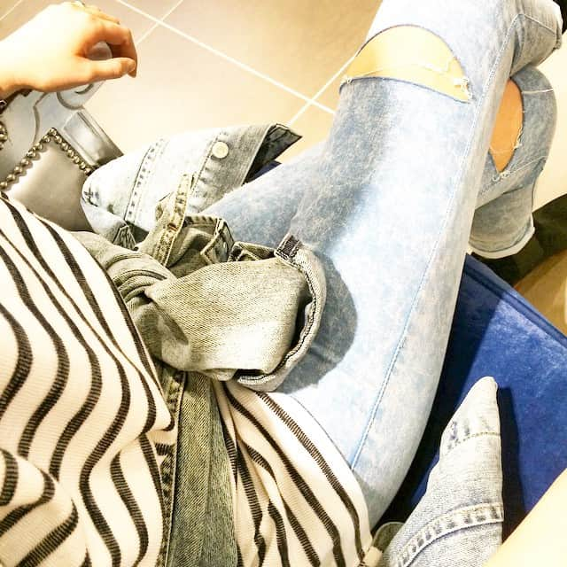 Topshop Japanのインスタグラム：「アシッドのデニムにアシッドのデニムJKを腰に巻いてdenim on denim はいかが？  Do you like denim-on-denim？  #topshop #topshop_jp #denim #acid #outfit #ootd #denimondenim」