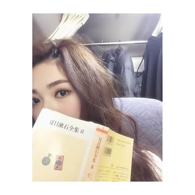 西山真以さんのインスタグラム写真 - (西山真以Instagram)「VERYの撮影にて待ち時間に本を読むつもりが、一緒だったAKEMIさんがたくさん喋りかけてくれてそちらに夢中…♥︎ 未読のまま部屋に転がっていたので着手してみた夏目漱石はなかなか進みません。。速読ってどうしたらできるんだろうか。」2月12日 12時09分 - mai0830