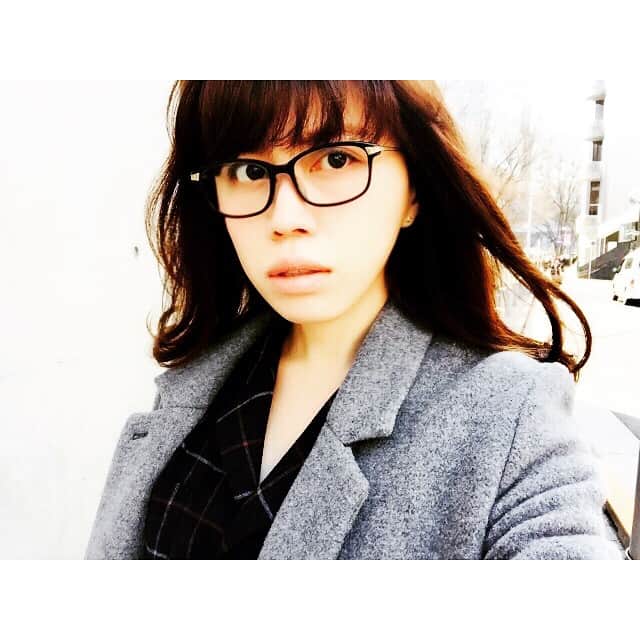 筒泉茉莉花（jasmine ジャスミン）のインスタグラム：「sunny .  今日あったかいね。  太陽が気持ちいいっ  春が近ずいてきてる予感。  わくわく。  お散歩したい〜、ピクニックしたい〜  バドミントンしたい。  #me #jasmine #jas #ジャスミン #ジャス  #today #ootd #code #glasses #hair #sun #happy #spring #cher #eyebyoptitude #today #coordinate」