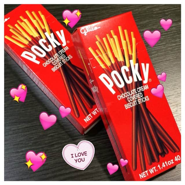 Glico USAさんのインスタグラム写真 - (Glico USAInstagram)「Whom do you love? Give 'em Pocky! 😄💕 #sharehappiness #pocky #hearts #iloveyou #love #bff #friends #family #lovers #iheartyou #hugs #smiles #gifts #giving #sharepocky #happy #happiness #foodlove #joy #chocoholic #chocolate #valentine #valentinegifts #giftideas」1月29日 15時00分 - glicousa