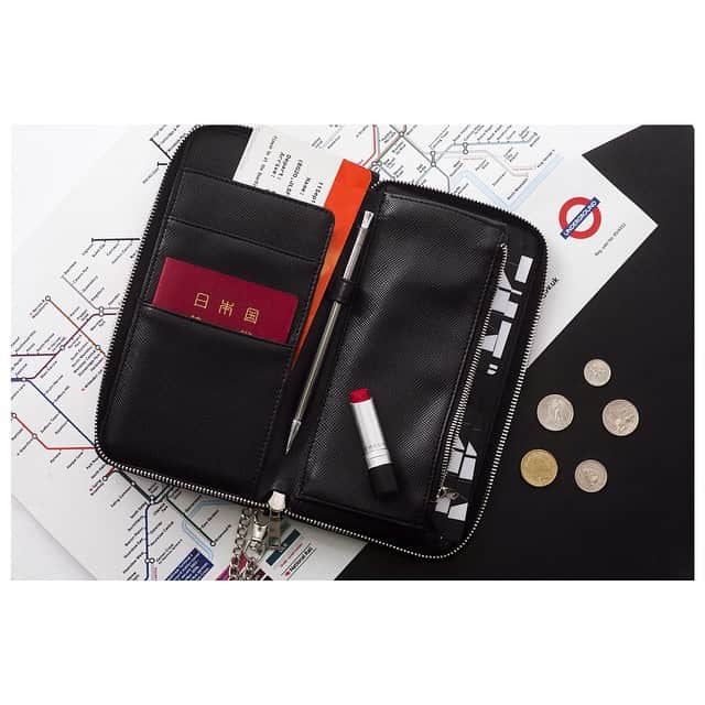 EMODA COSMETICSのインスタグラム：「2/13 START! 税抜¥15000以上お買上げのお客様にEMODA オリジナルパスポートケースをプレゼント。 収納力のあるケースはTRAVELにはもちろん、ちょっとしたお出かけ時のバック代わりにもおススメアイテムです！ #emoda #emodacosmetics #make #makeup #passport #case #black #novelty #new #spring #travel #camereon @emoda_official」