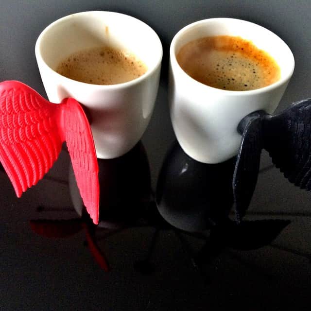 エンリケ・イラーリオのインスタグラム：「Hers & Mine. Coffee gives me wings  #coffee4two #backoninstagram 😜」