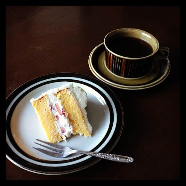 志摩有子さんのインスタグラム写真 - (志摩有子Instagram)「撮影ラッシュがひと段落ついたら、次に待っているのは入稿地獄。昨日のお土産のショートケーキでひと休み。 #おやつ #sweets #丸山珈琲 #ショートケーキ でも #いちごが載ってない」2月1日 15時26分 - ariko418
