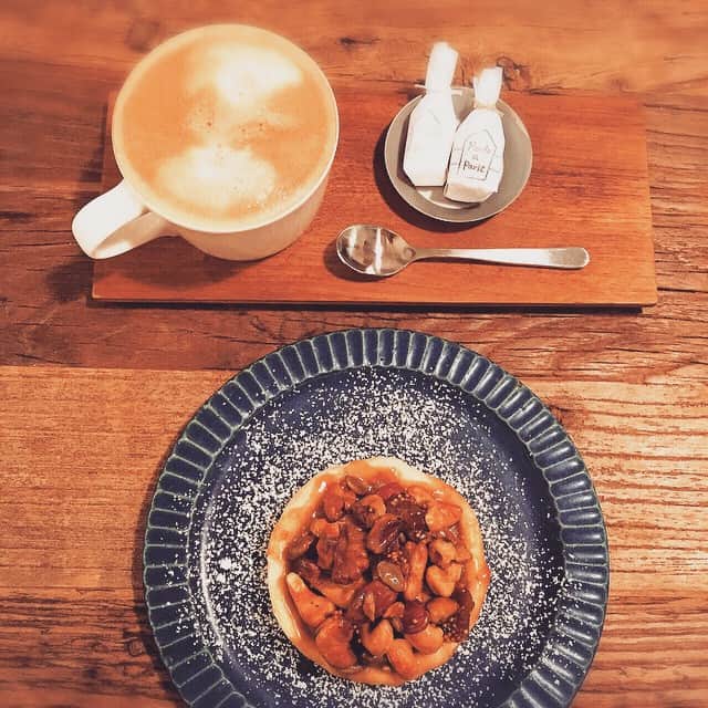千秋さんのインスタグラム写真 - (千秋Instagram)「このキャラメルナッツタルト（第五回ハロー!サーカス&カフェでの限定スイーツ）をもう20〜30個食べてる。LoveStone唯一のアンテナショップがあるカフェモンドアパルテです。#キャラメルナッツタルト #LoveStone #cafe #cake #coffee #hellocircus #」2月2日 9時00分 - chiaki77777