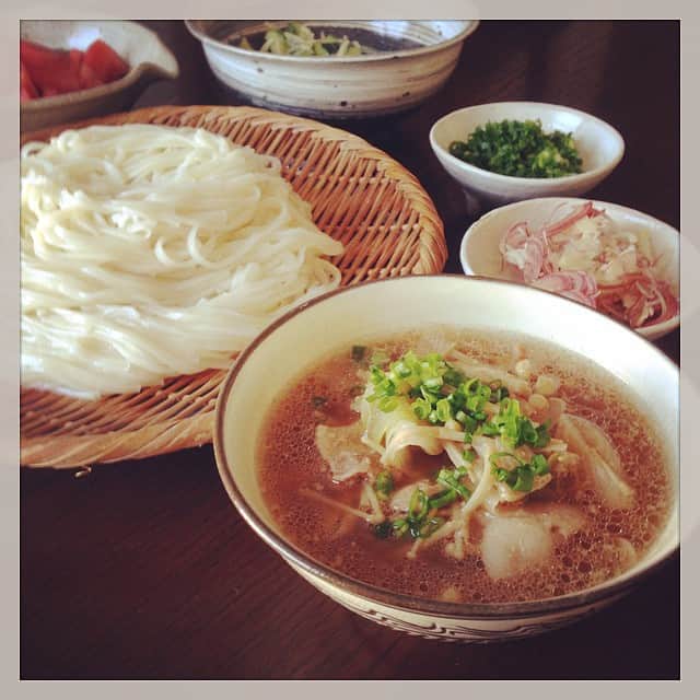 のインスタグラム：「久しぶりに家族が揃っているので、お昼に豚ばら胡麻汁のつけうどん。熱々のに冷たい稲庭うどんを浸けて、胡瓜の生姜和えとセットで食すのが定番。 #昼ごはん #稲庭うどん」