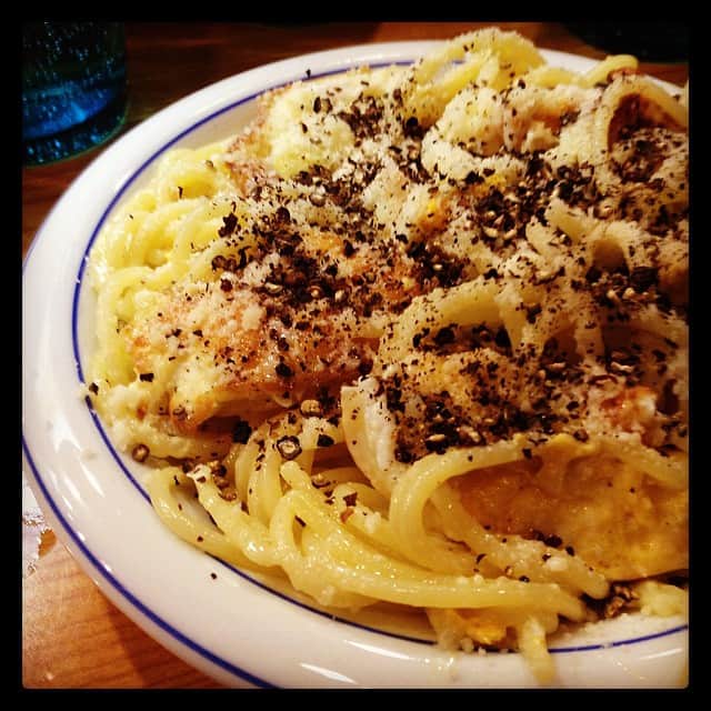のインスタグラム：「貧乏人のパスタ。極太麺に目玉焼きとパルミジャーノ、これでもかの黒胡椒というシンプルさが潔い。混ぜずにそのままいただきます。これは家では真似できない。 #こうして亀戸の夜は更けて行く」