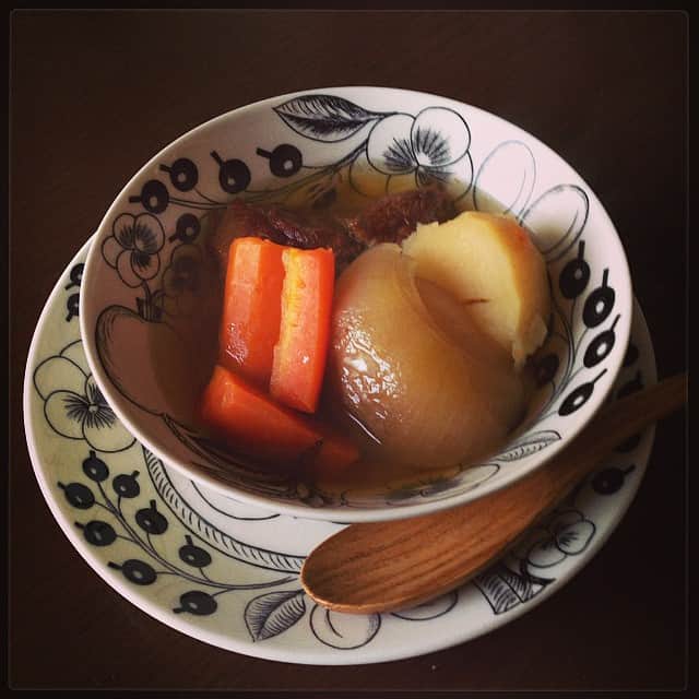 のインスタグラム：「今週はずっと入稿地獄。大量に煮込んでおいたポトフで昼ごはん。 あったまるんだから〜♬」