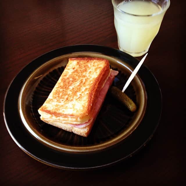 のインスタグラム：「からりと晴れて今朝は日差しが明るい。ハムとチーズの鍋底ホットサンド。バターでカリッと両面焼くので香ばしい。 #goodmorning #鍋底ホットサンド #パウルーなくても大丈夫 #温まっていってらっしゃい」