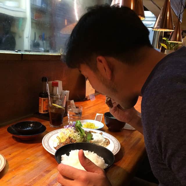 金子千尋さんのインスタグラム写真 - (金子千尋Instagram)「謎の手の正体！ #2度目の登場！ #1口目の食べる瞬間でグー👍 #ゴチソウサマでーす（￣+ー￣）ヒガさん👏」2月4日 17時21分 - kanekochihiro_official